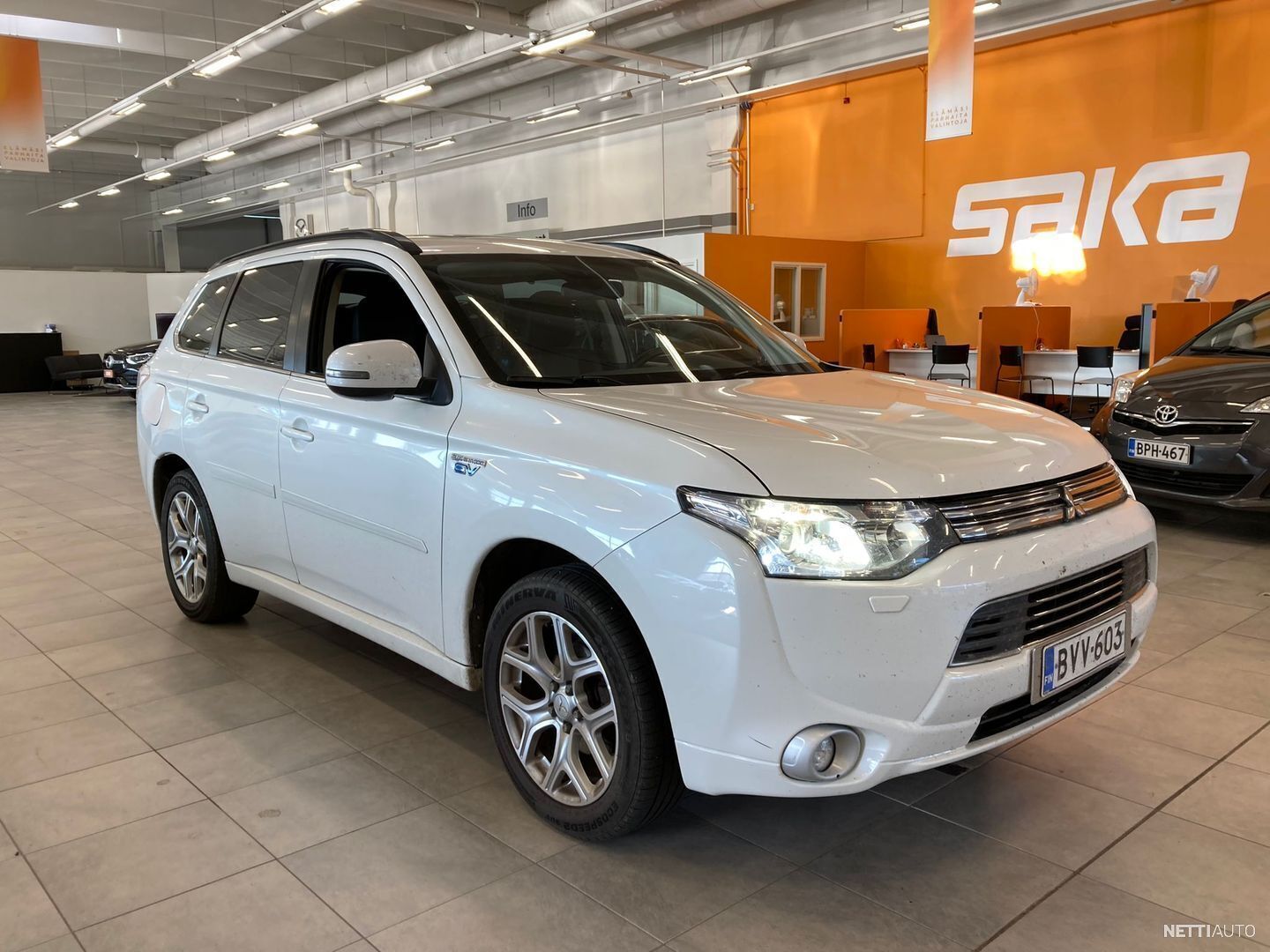 Mitsubishi Outlander PHEV Instyle 4WD 5P Merkkihuollot Täysnahat