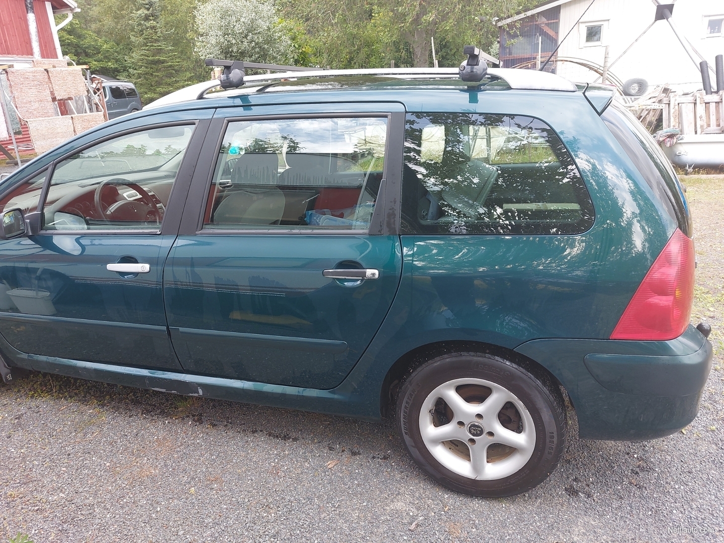 Car, Peugeot 307 SW, hatchback, Lower middle-sized class, light green,  model year 2002-, side view, driving, ams 15/2002, Seite Stock Photo - Alamy