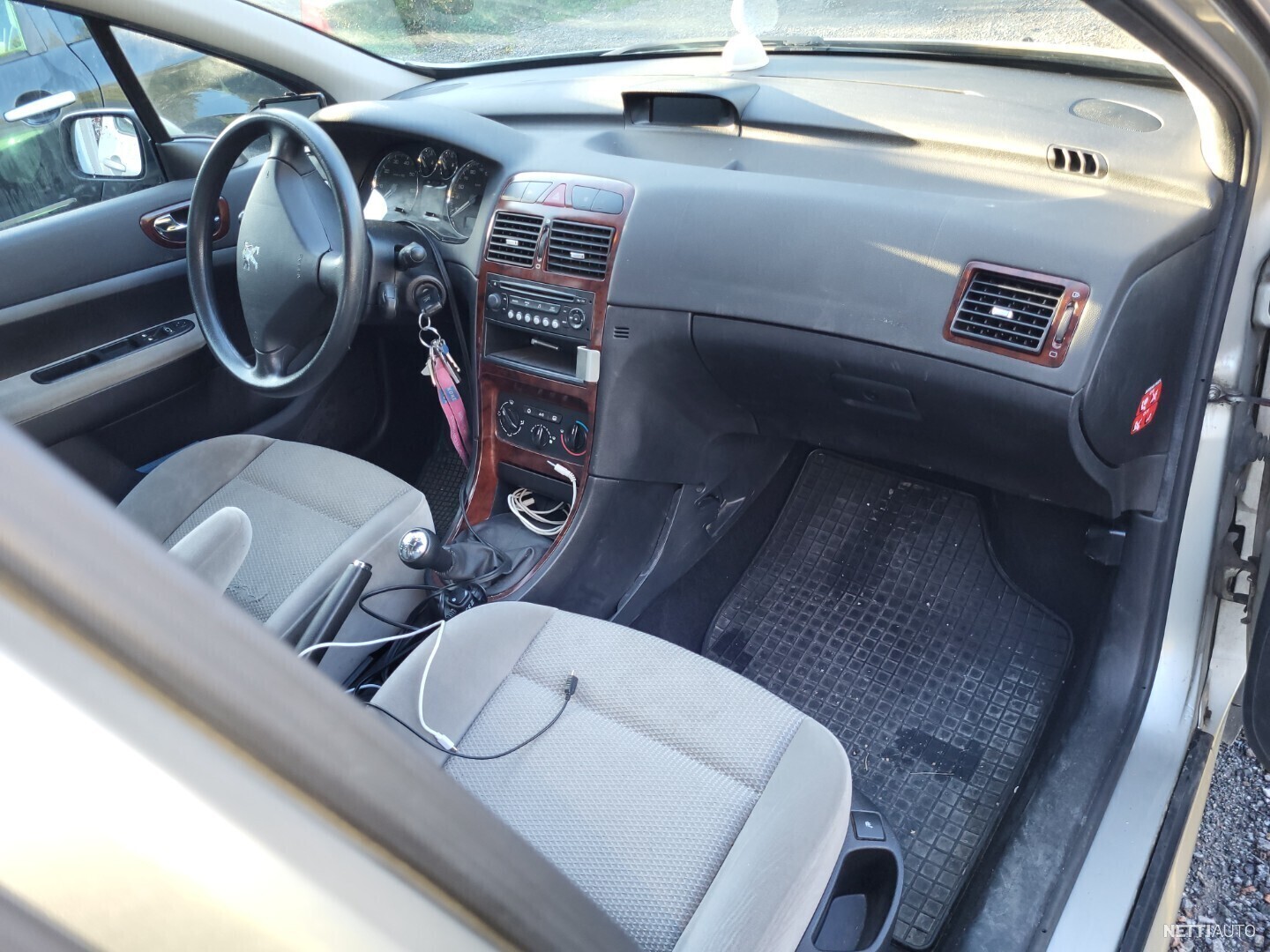 Peugeot 307 2.0 HDI XT interior 