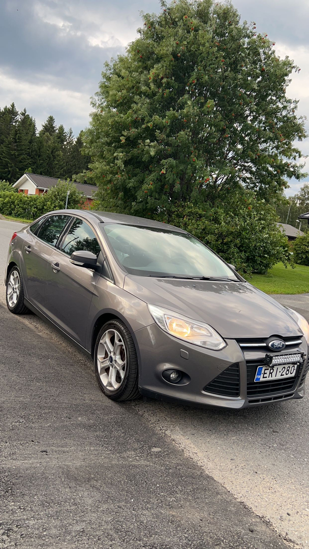 Ford Focus 1,6 125 hv M5 4-ovinen Trend 2011, photo 2/5