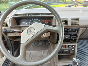 Peugeot 305