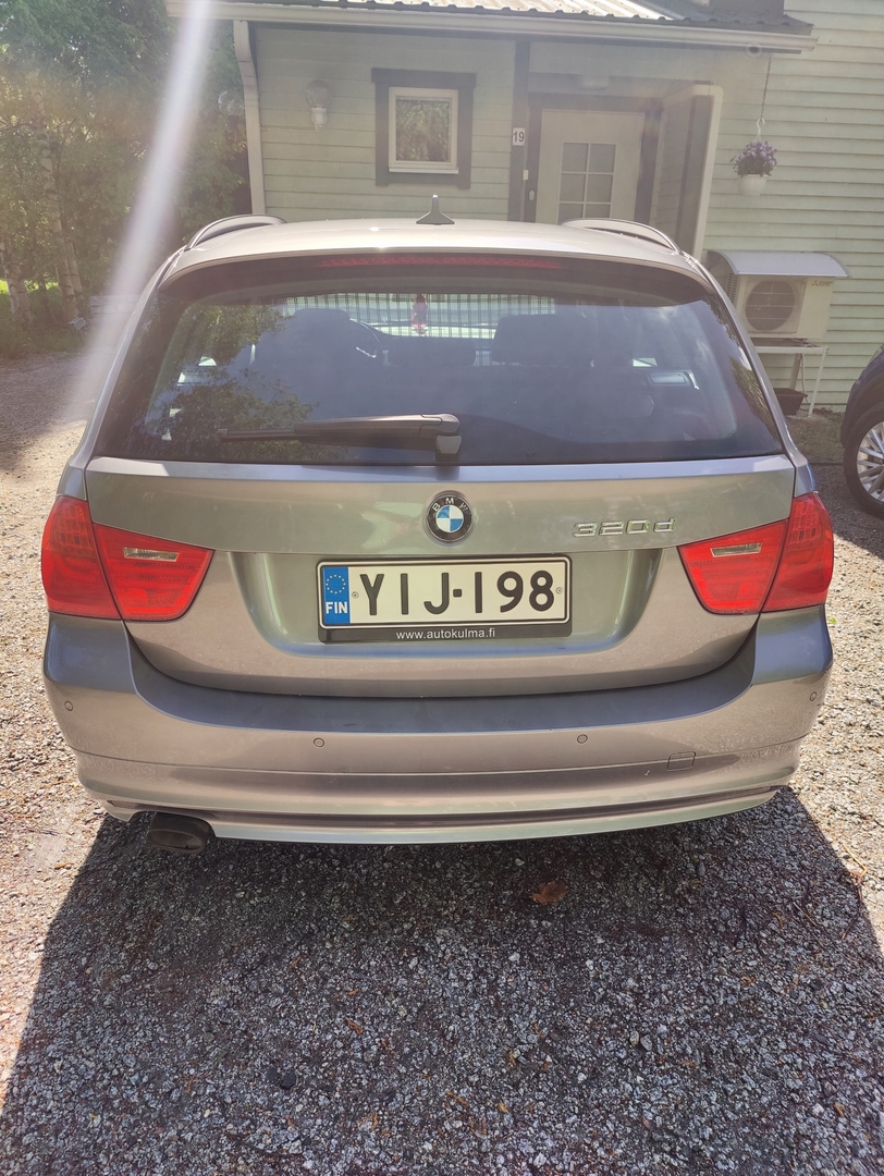 BMW 320 2010, photo 4/9