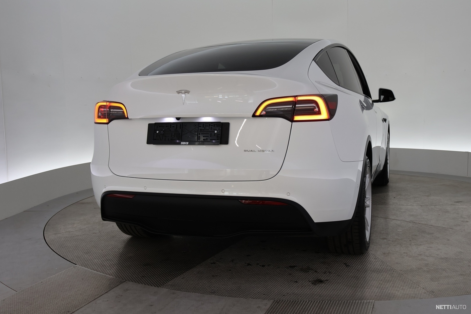 Tesla Model Y Long Range ** Autopilot / Lämpöpumppu / Premium Audio