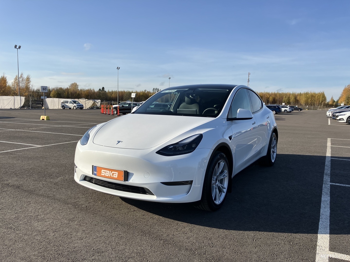 Tesla Model Y Long Range ** Autopilot / Lämpöpumppu / Premium Audio