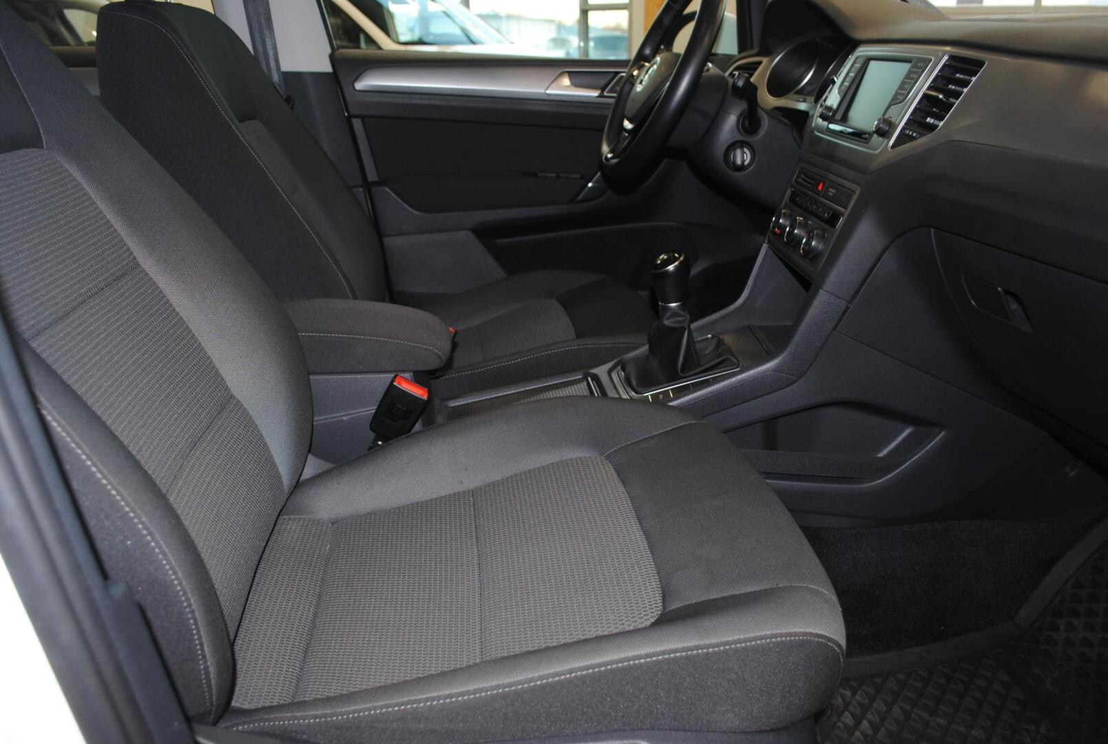 Volkswagen Golf Sportsvan 2018, photo 6/8
