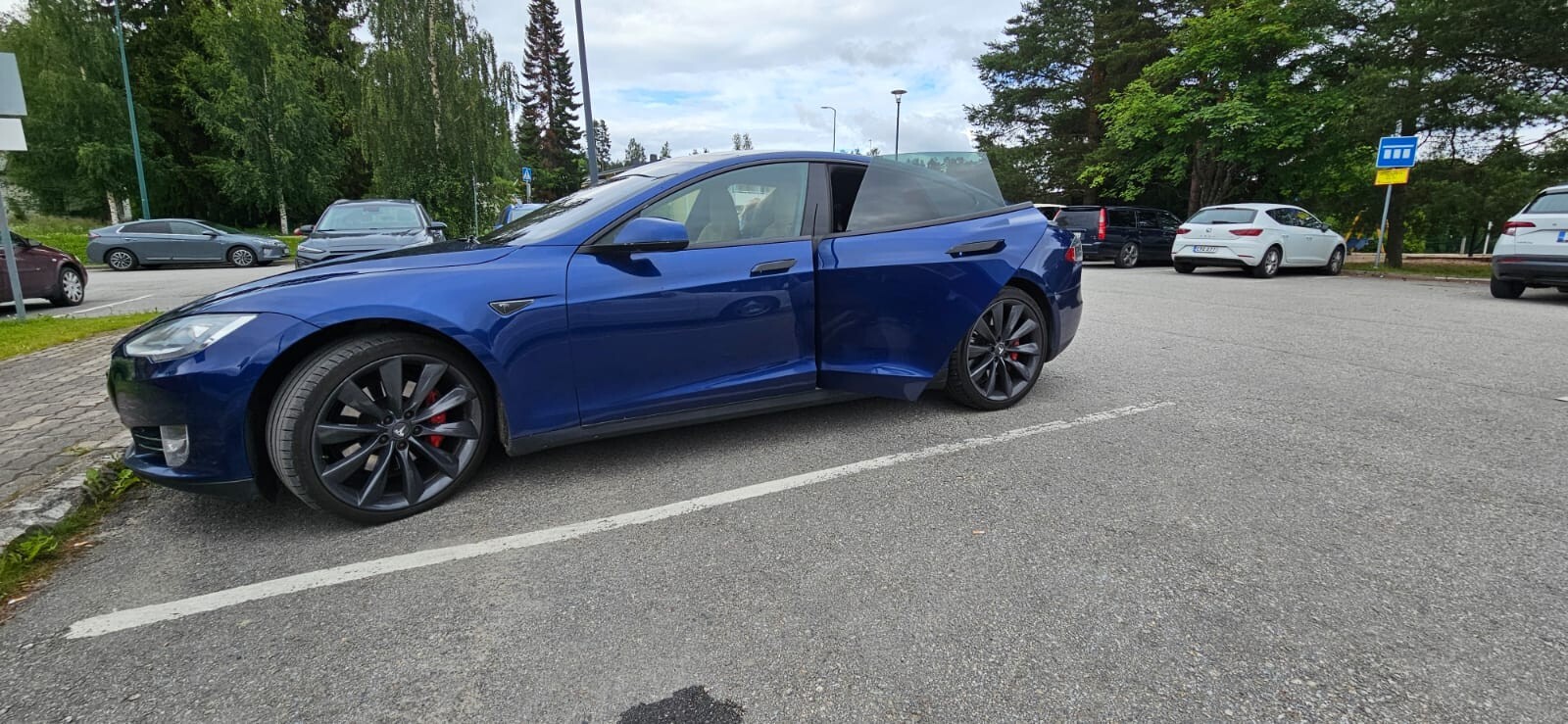 Tesla Model S 2016, kuva 3/9