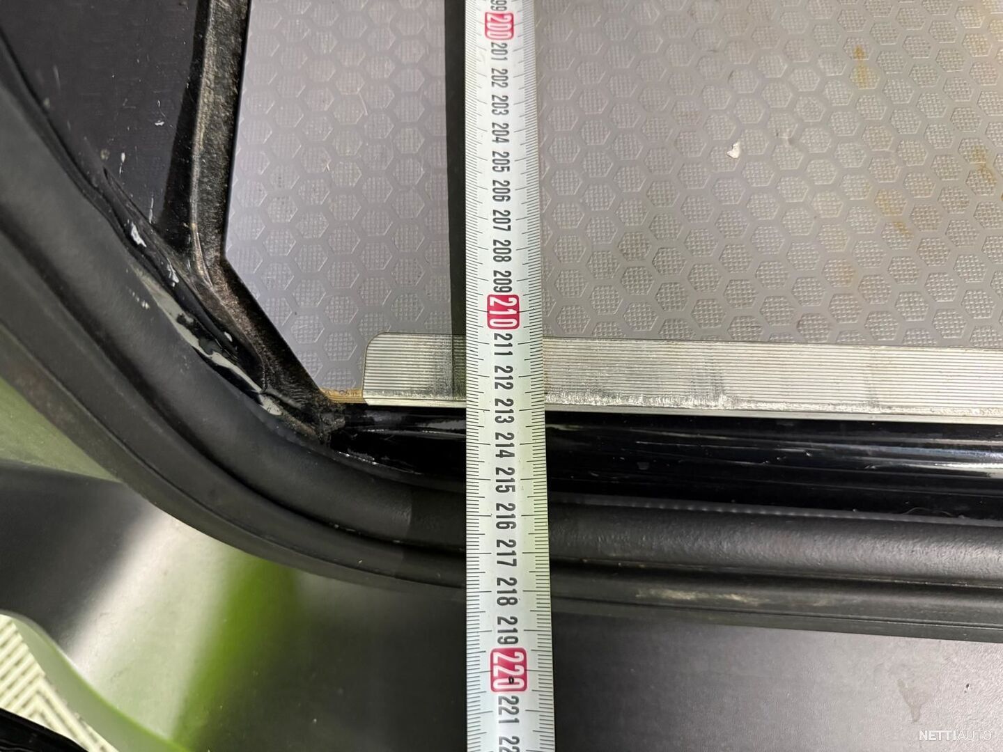 19 / 23