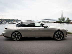 BMW i7