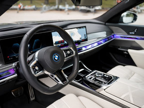 BMW i7