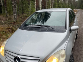 Mercedes-Benz B 180