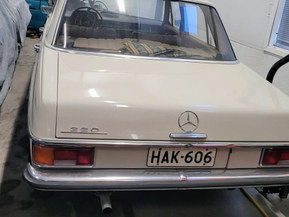Mercedes-Benz 220
