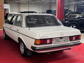 Mercedes-Benz 230