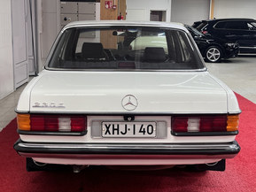 Mercedes-Benz 230