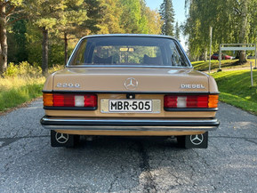 Mercedes-Benz 220