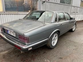 Jaguar XJ40