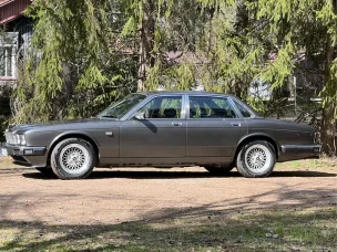 Jaguar XJ40