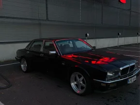 Jaguar XJ40