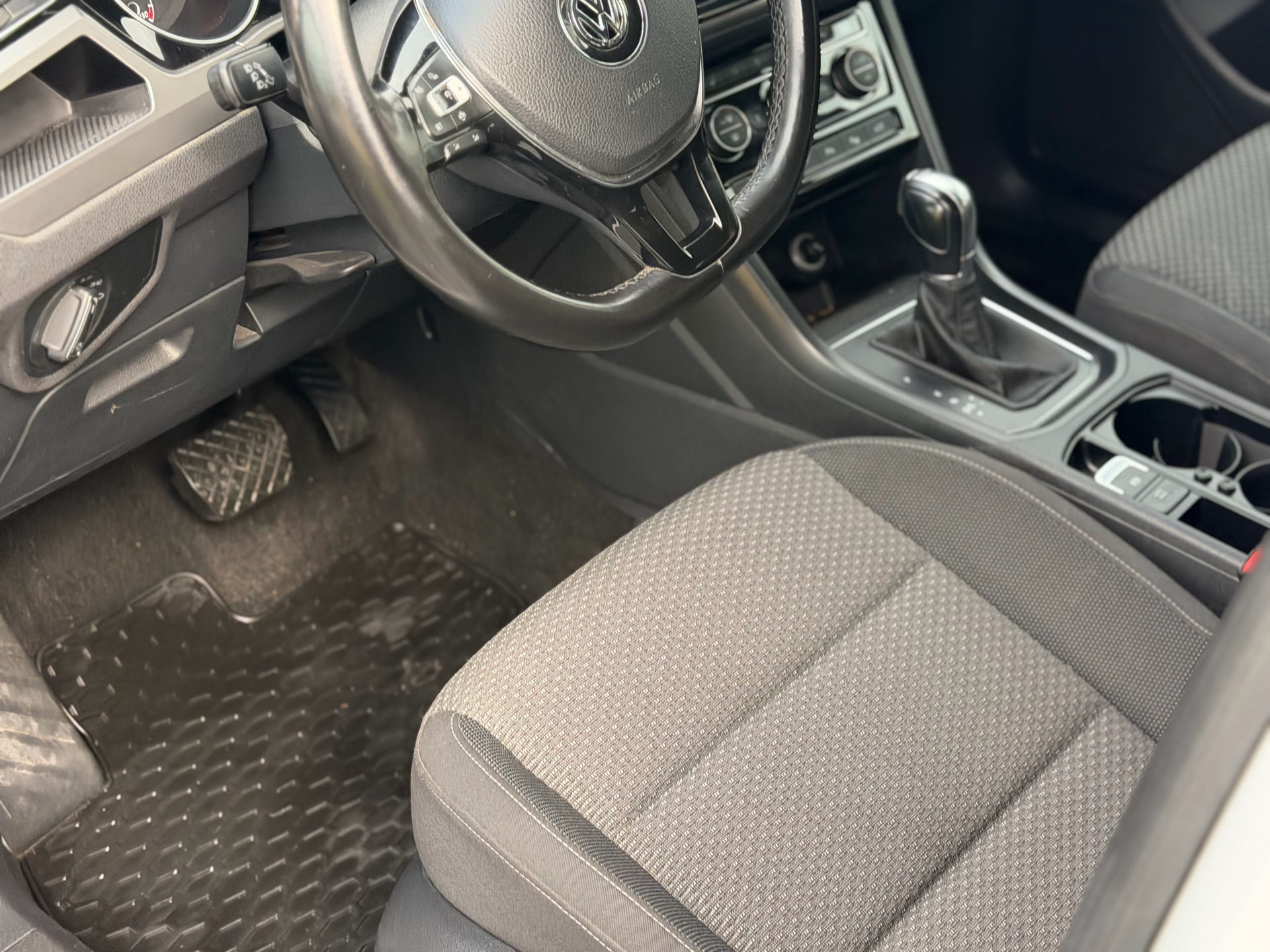 Volkswagen Touran 2019, photo 6/9