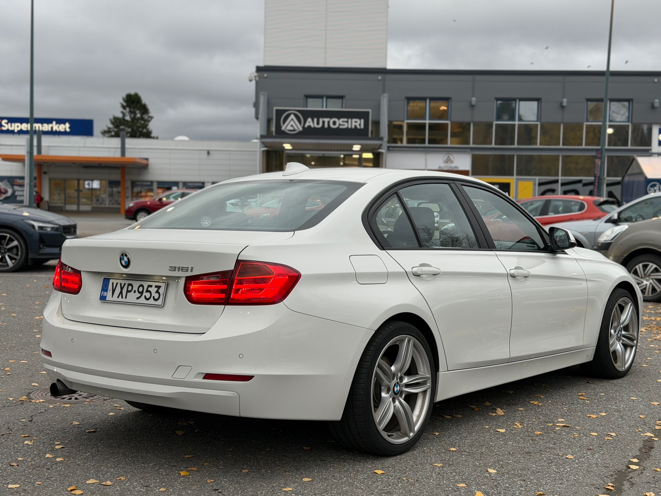 BMW 316 i F30 Sedan A Business 2015, bild 2/3